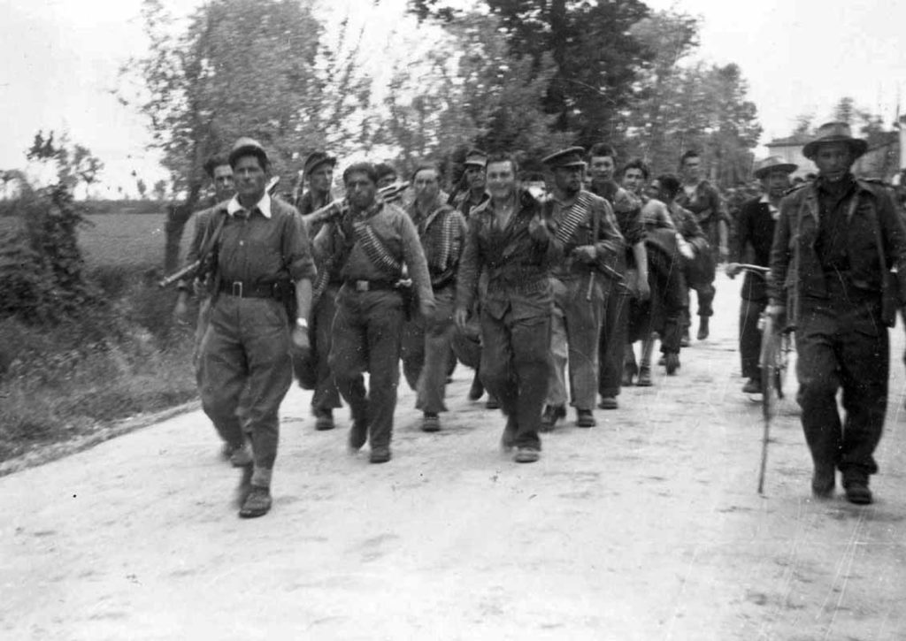 partigiani entrano in piacenza aprile '45-03