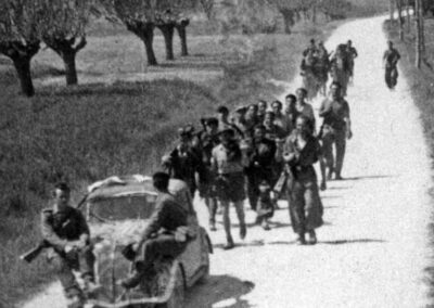 partigiani in marcia per liberare piacenza 26 aprile '45-04